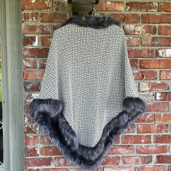 Coco + Carmen faux fur cape - Picture 4 of 5